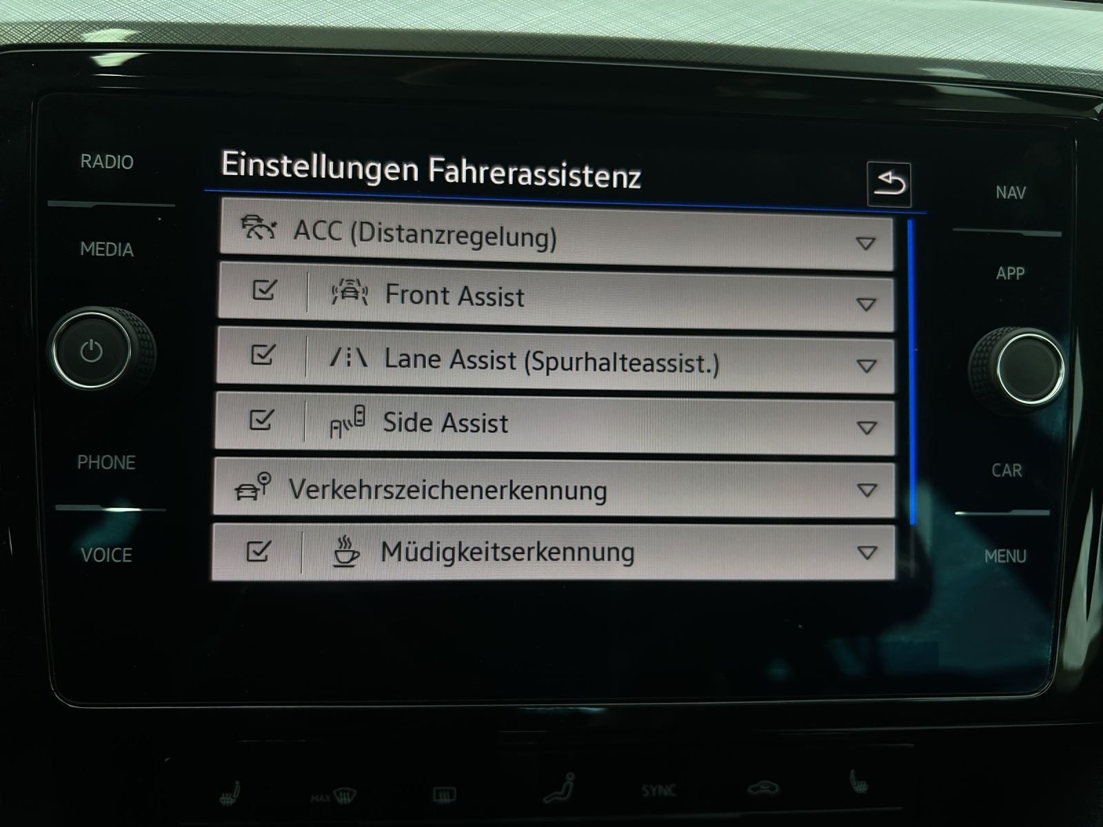 Fahrzeugabbildung Volkswagen Passat Business TSI DSG Matrix STH Navi ACC RFK