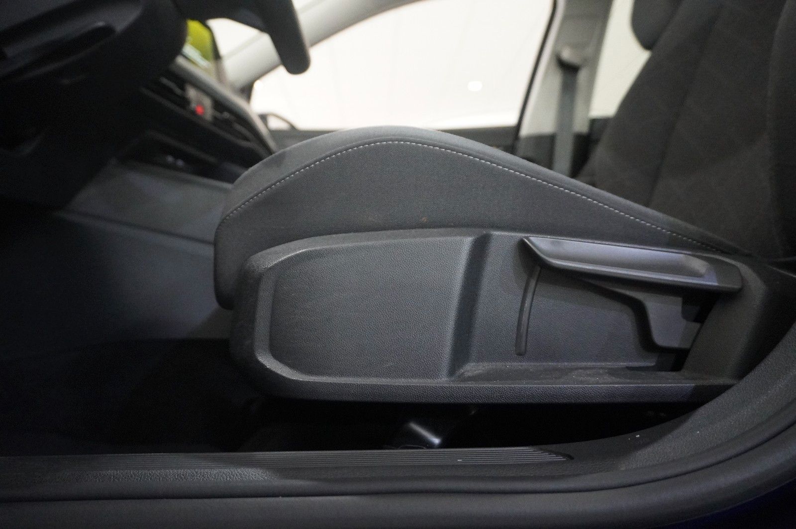 Fahrzeugabbildung Volkswagen Golf VIII Lim. 1.0 E-TSI DSG LIFE NAVI/LED/DAB+