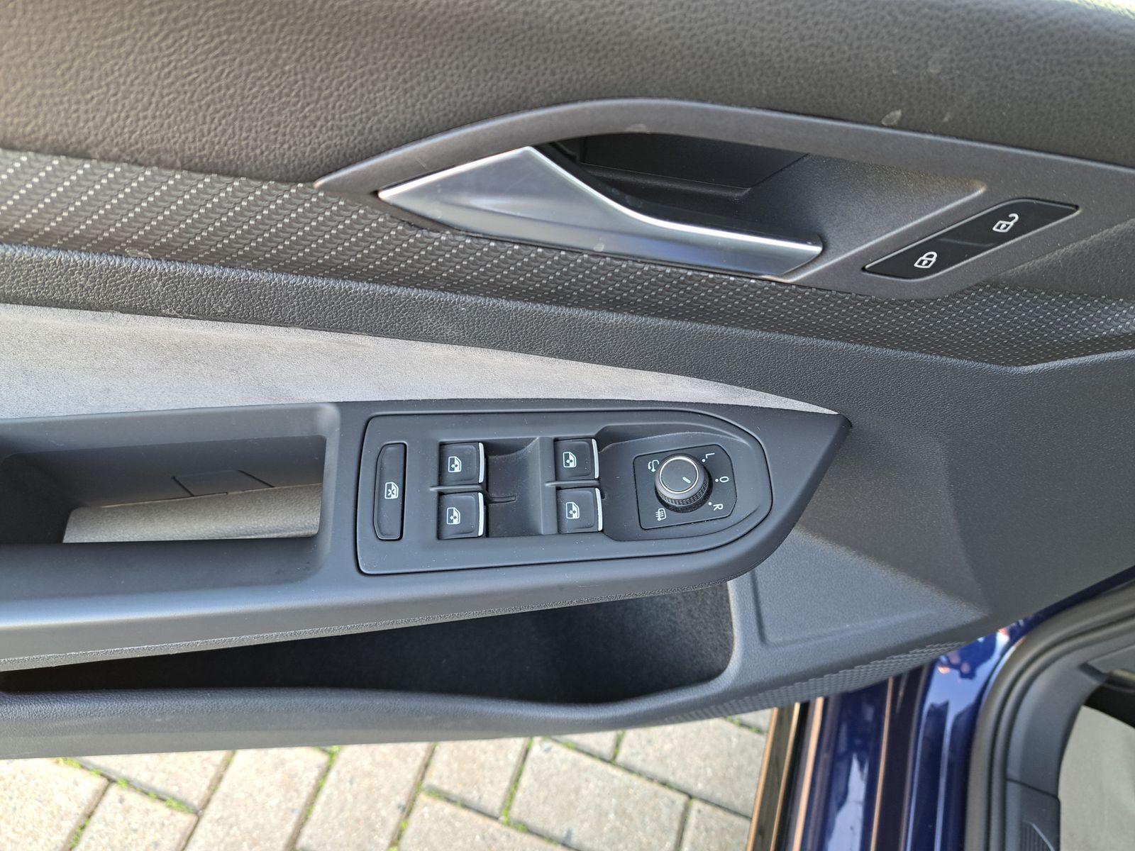 Fahrzeugabbildung Volkswagen Golf VIII 2.0 TDI DSG R-LINE MATRIX-LED NAVI ACC