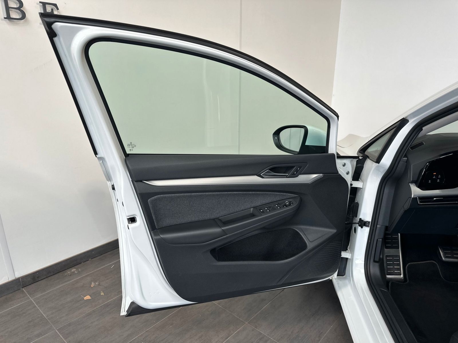 Fahrzeugabbildung Volkswagen Golf Variant 1.5 eTSI DSG MOVE NAV+LED+ACC
