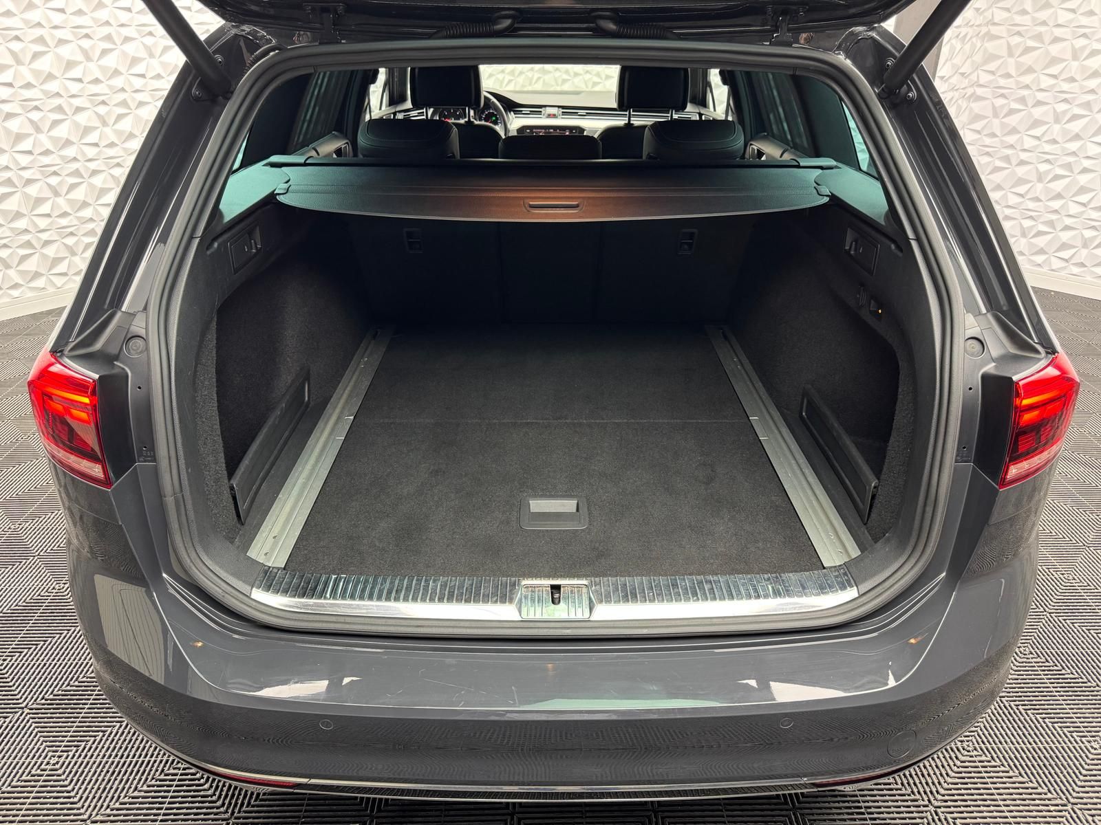 Fahrzeugabbildung Volkswagen PASSAT 2.0 TDI R-LINE/4MOTION/AHK/PANO/360°/ACC