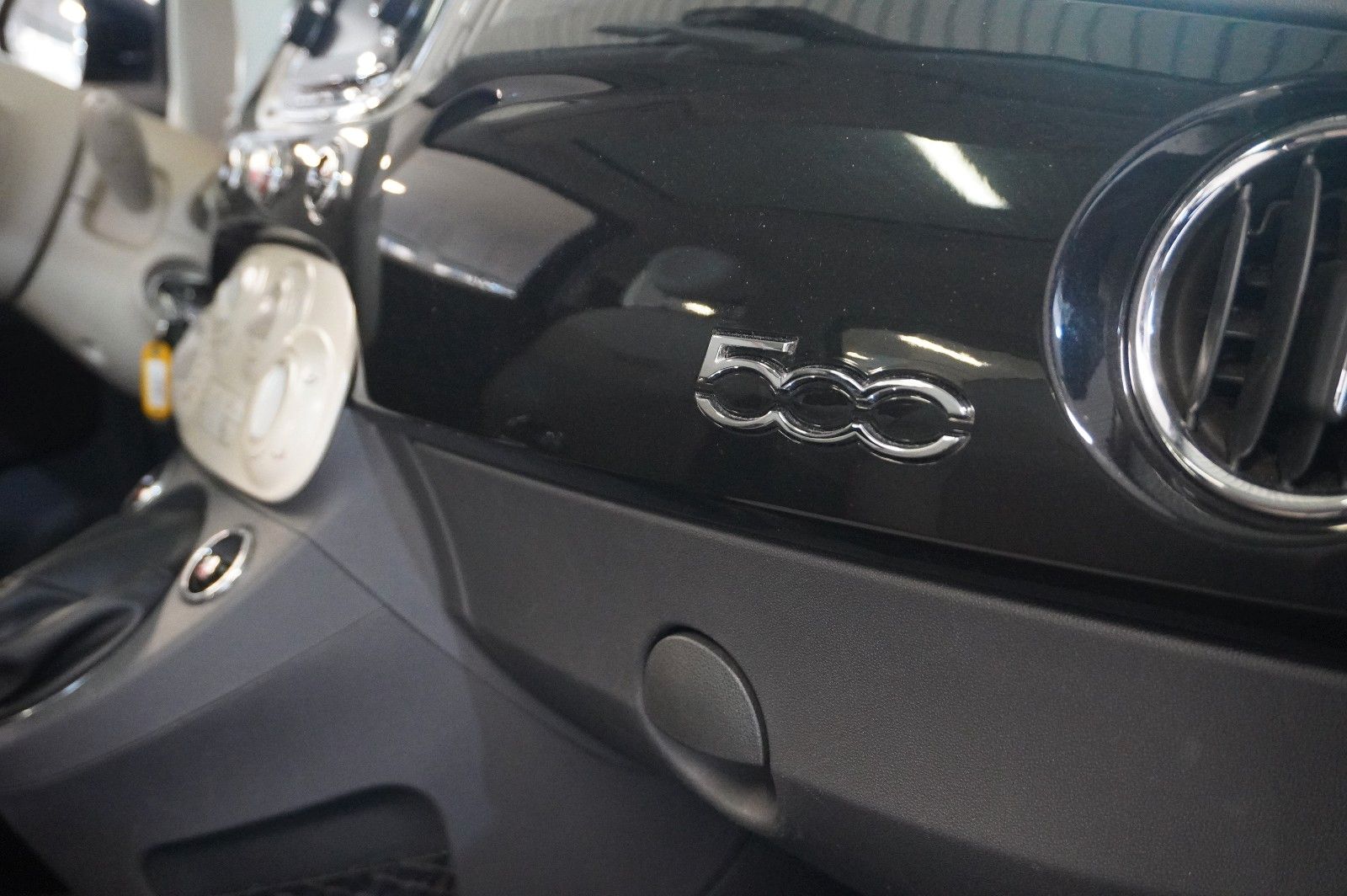 Fahrzeugabbildung Fiat 500 1.2 LOUNGE LED/PANO./USB/NEBEL/TOUCH/PDC