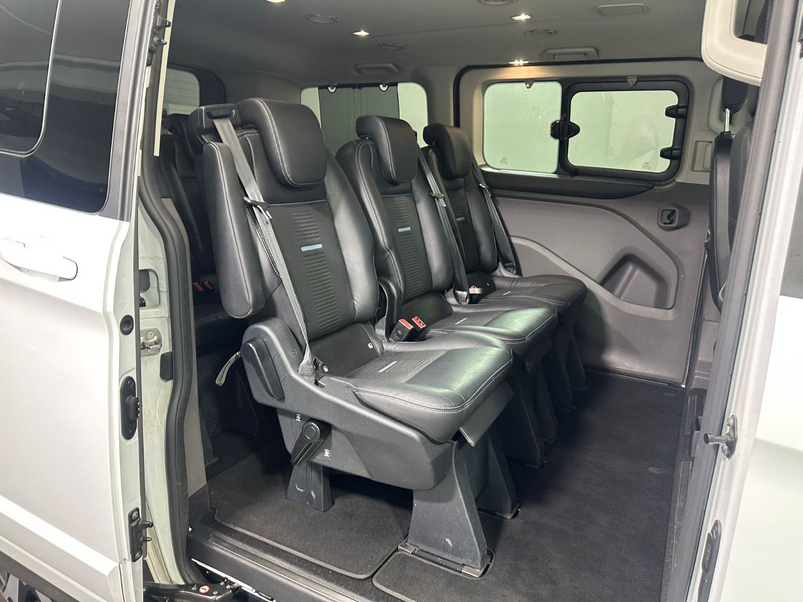 Fahrzeugabbildung Ford Tourneo Custom 320  L1H1 *AHK*ACTIVE*8-Sitzer*