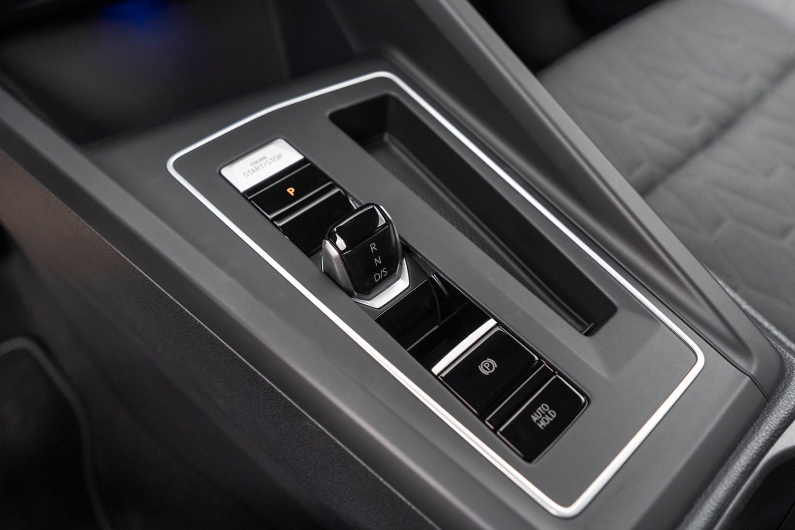 Fahrzeugabbildung Volkswagen Golf VIII 2.0 TDI ENERGY ACC LED KAM CARPLAY AHK