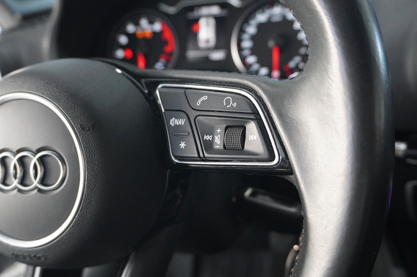 Fahrzeugabbildung Audi A3 Sportback 35 TFSI NAVI/BI-XENON/SHZ/ACC/PDC