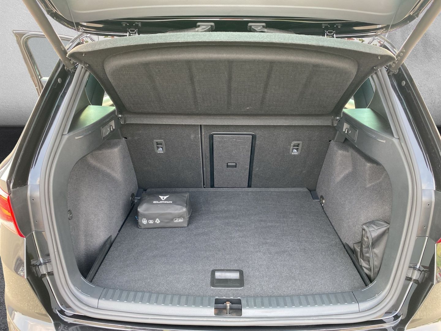 Fahrzeugabbildung CUPRA Ateca VZ 4Drive 2.0 TSI EU6e AD AHK-klappbar Nav