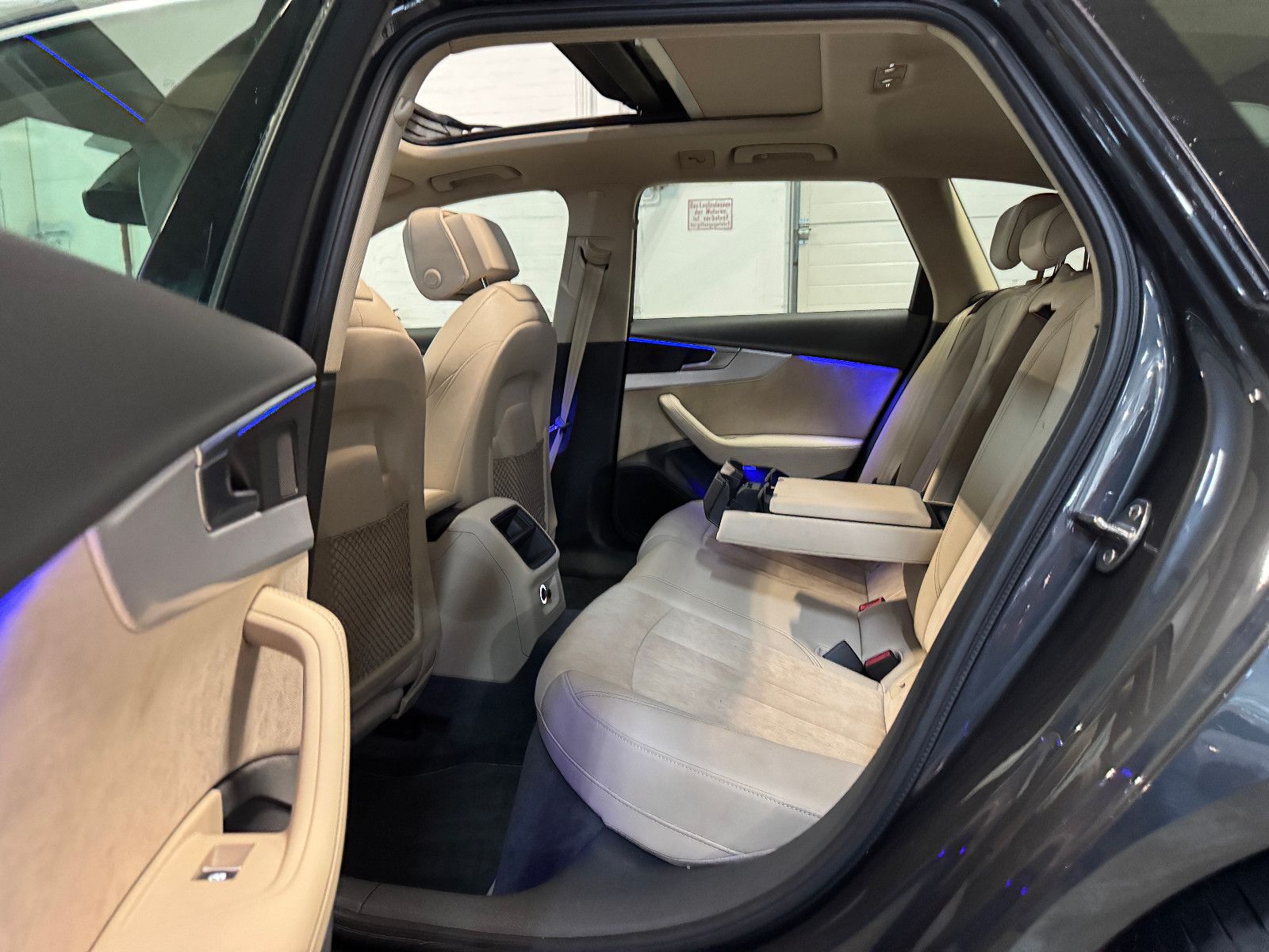 Fahrzeugabbildung Audi A4 Avant DESIGN S-TRONIC PANO STHD AHK LEDER