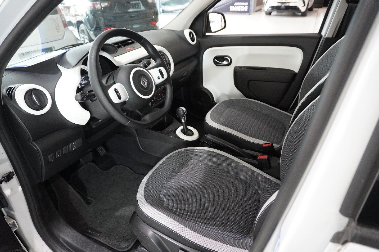 Fahrzeugabbildung Renault Twingo Equilibre Electric 22KWH NAVI/LED/DAB+