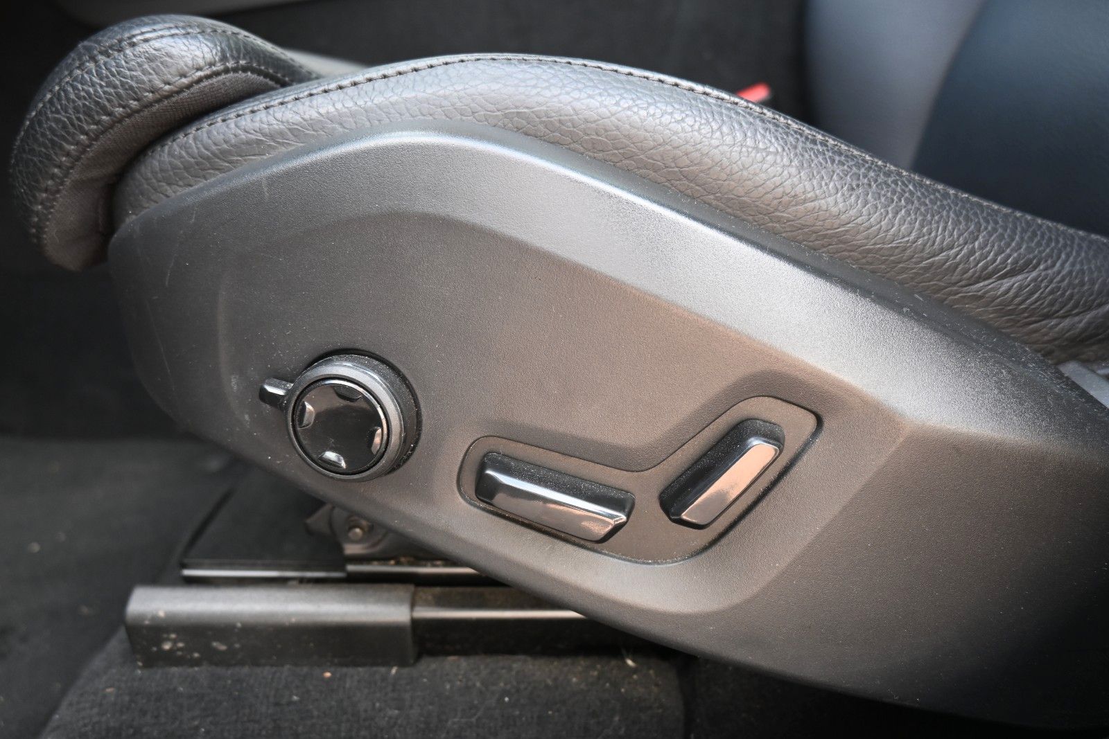 Fahrzeugabbildung Volvo XC60 B4 D Plus Dark*FSHZG*PANO*360°*ACC