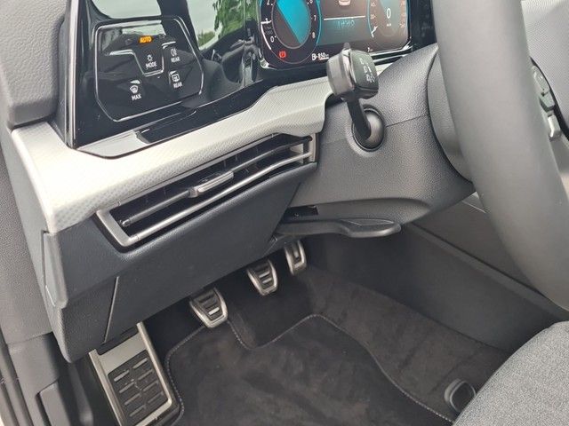 Fahrzeugabbildung Volkswagen Golf VIII Move LED AID RFK Climatronic SH LM
