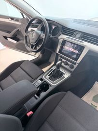Volkswagen Passat - 11