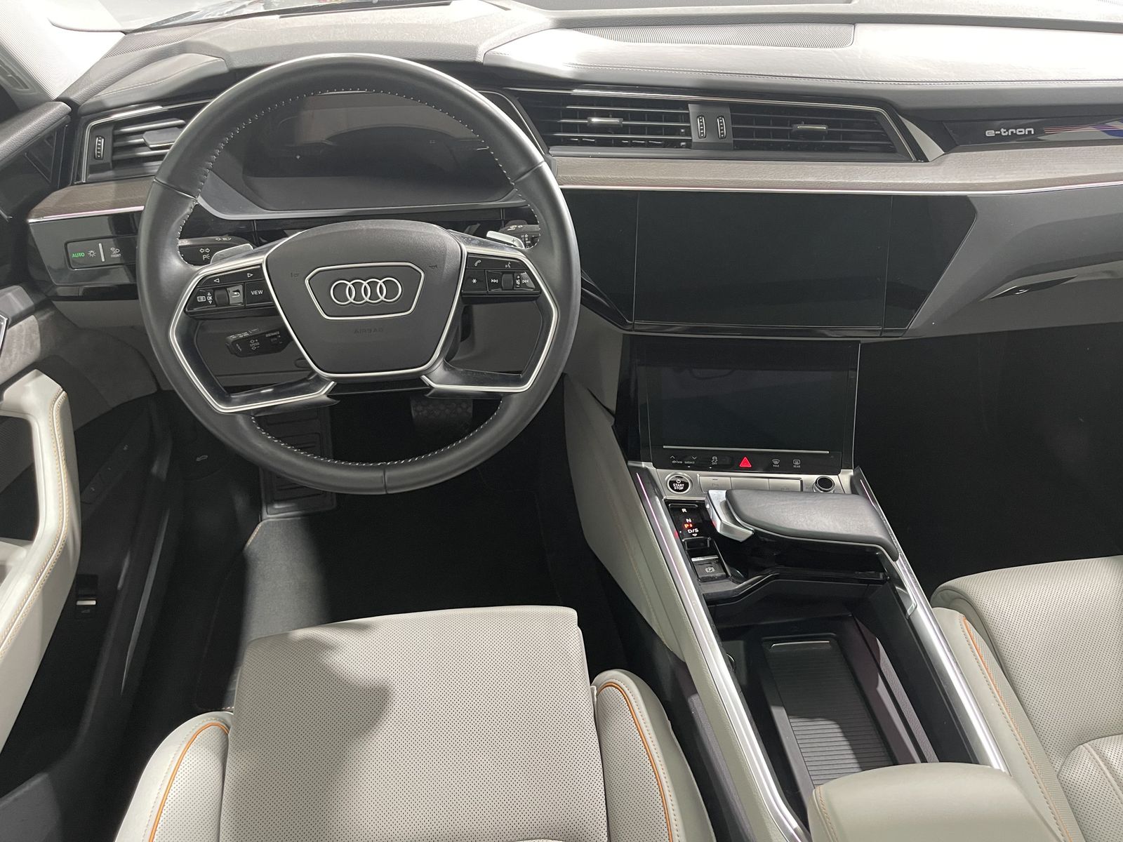 Fahrzeugabbildung Audi e-tron 55 Quattro*S-line*22°zoll*HUD*Leder*Cam*