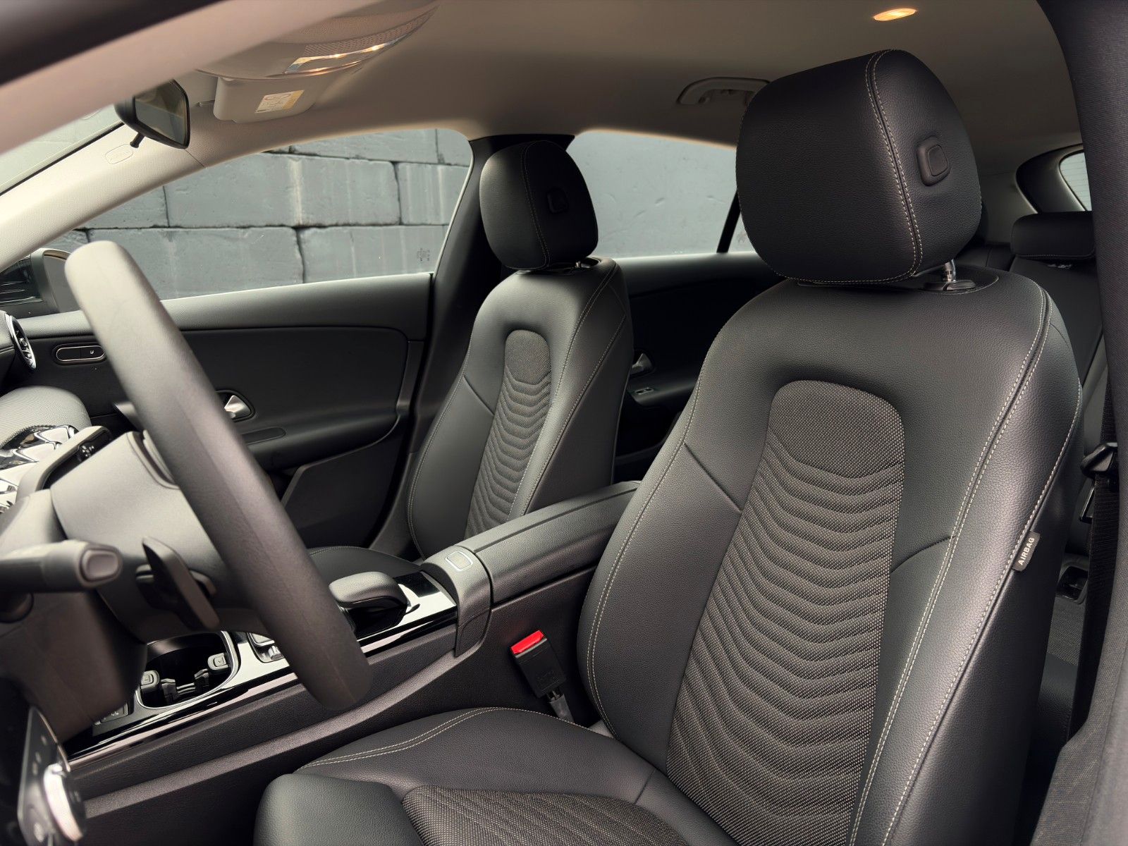 Fahrzeugabbildung Mercedes-Benz CLA 180 SB SHZ LKA TEMP MBUX Navi Wifi CarPlay