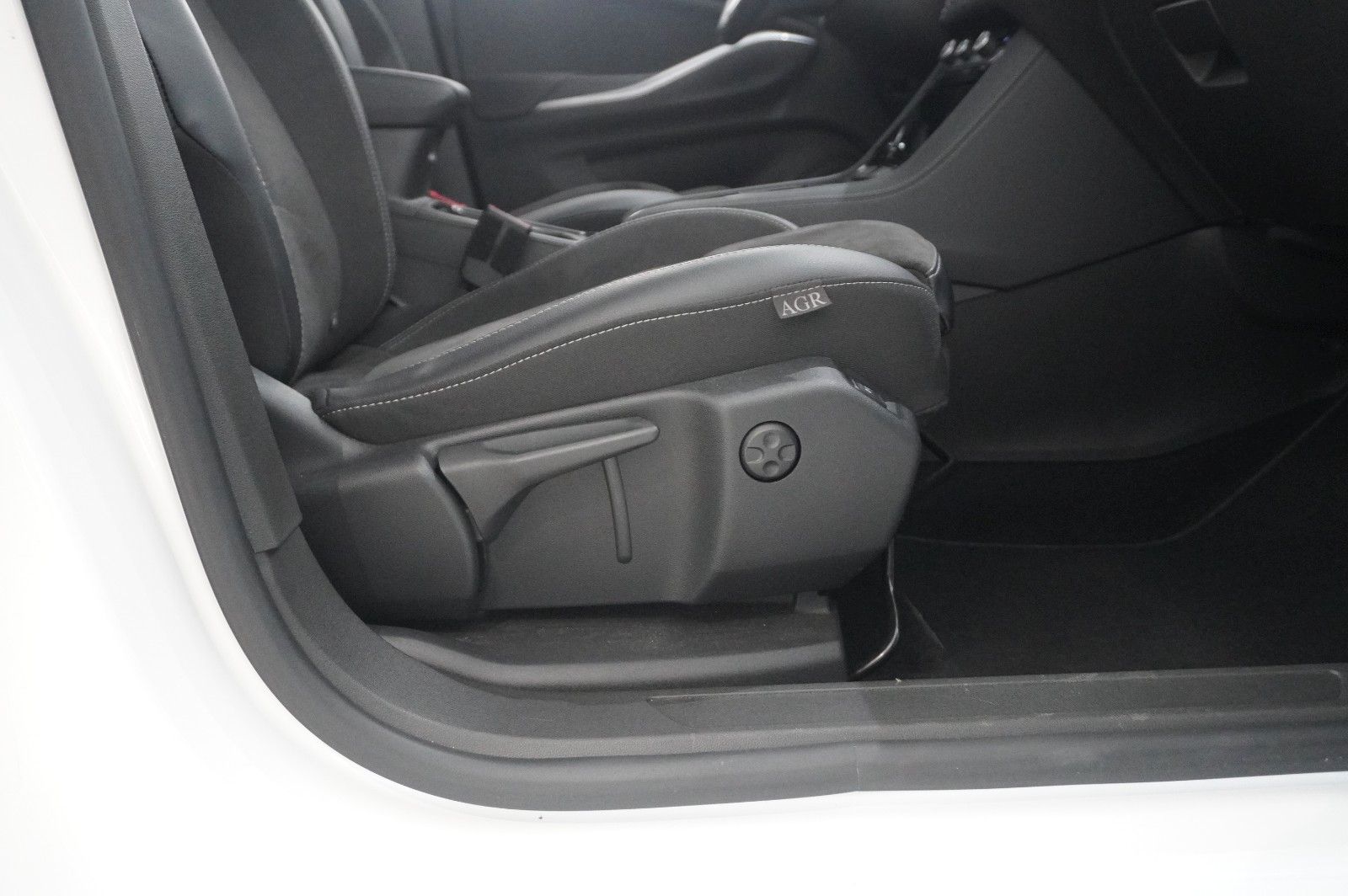 Fahrzeugabbildung Opel Grandland (X) 1.6T GSe HYBRID 4X4 NAVI/LED/SPORT