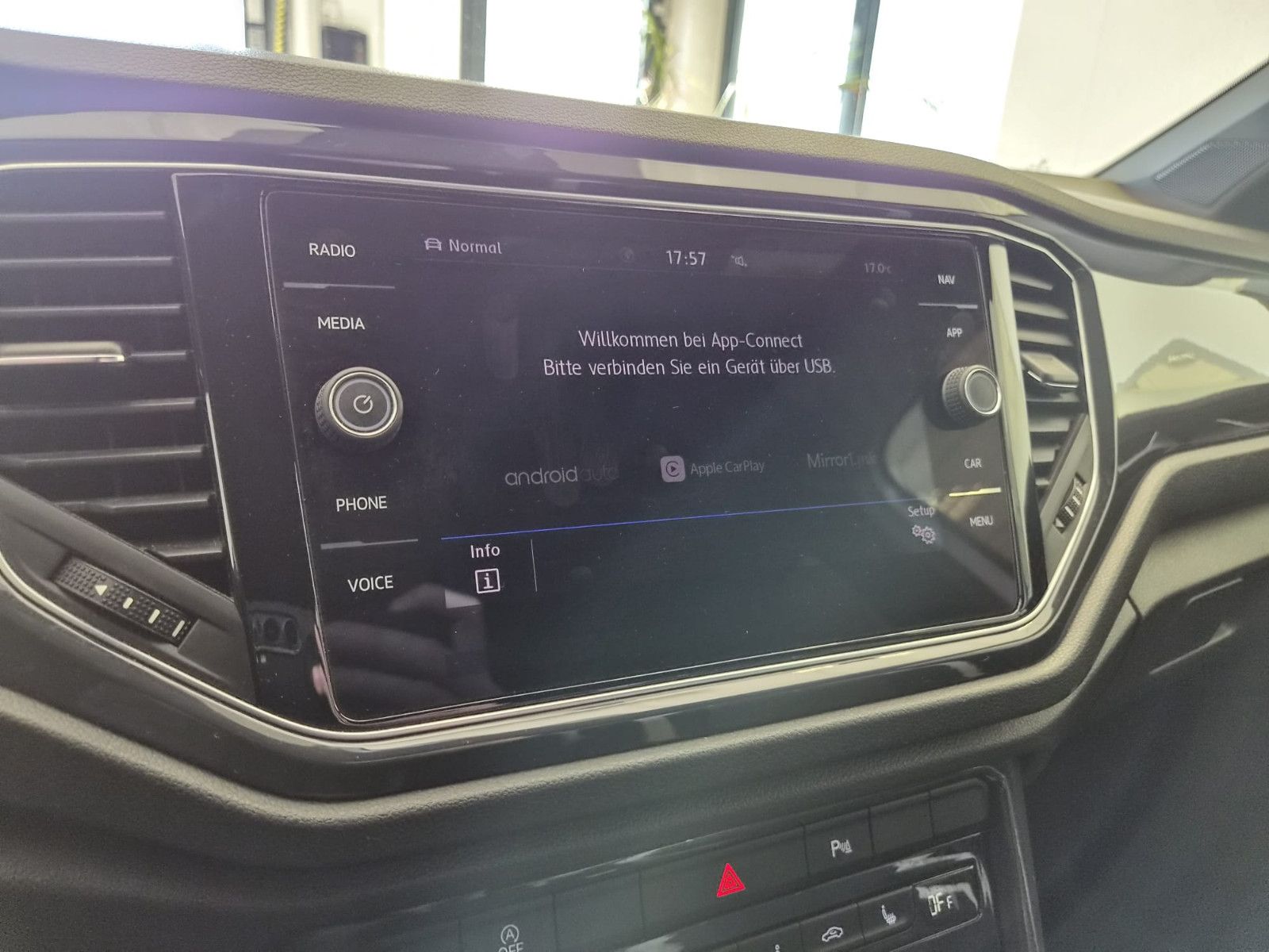 Fahrzeugabbildung Volkswagen T-Roc Sport 4Motion / LED / SCHECKHEFT