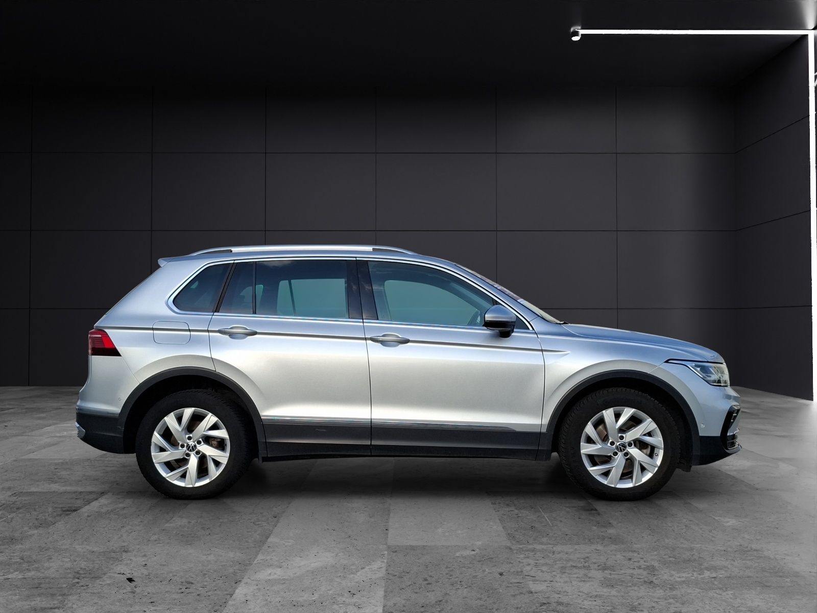 Fahrzeugabbildung Volkswagen Tiguan eHybrid Elegance DSG Matrix AHK Navi AID