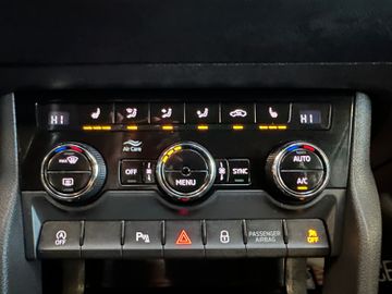Skoda Karoq Style 4x4 *AHK*LED*Klima*SHZ*Navi*Kamera*