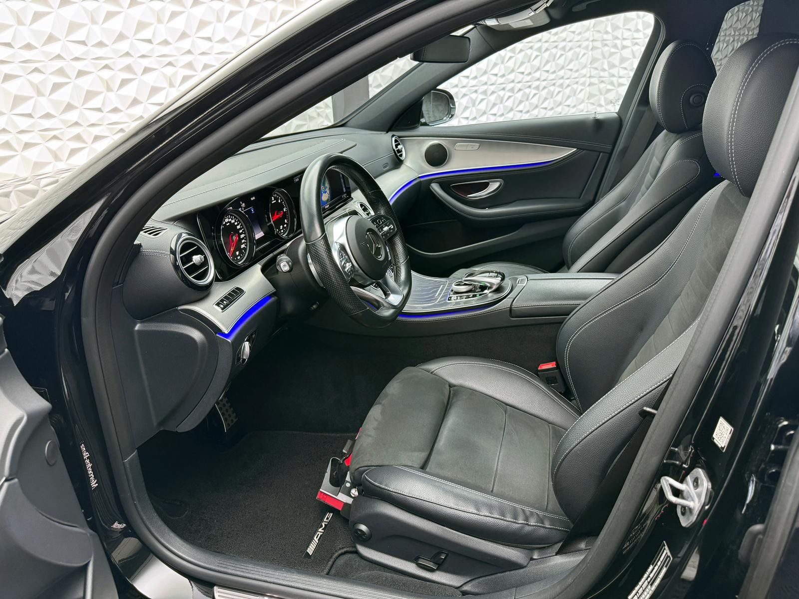 Fahrzeugabbildung Mercedes-Benz E220d T AMG*DISTRO*PANO*LUFT*360°*LED*DAB*ILS+