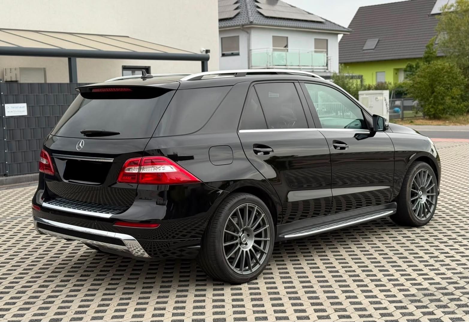 Mercedes-Benz ML 350 BlueTEC 4MATIC AMG-Sportpaket-Pano-AHK