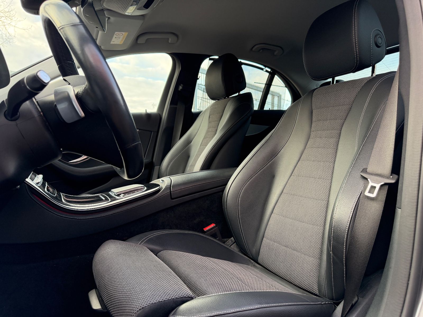 Fahrzeugabbildung Mercedes-Benz E 300e Avantgarde 4Matic*LED*KAMERA*TEILLEDER*