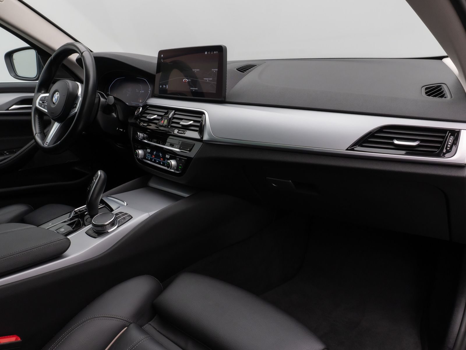 Fahrzeugabbildung BMW 520d xD Panorama Kamera HUD DAB H/K AHK Leder