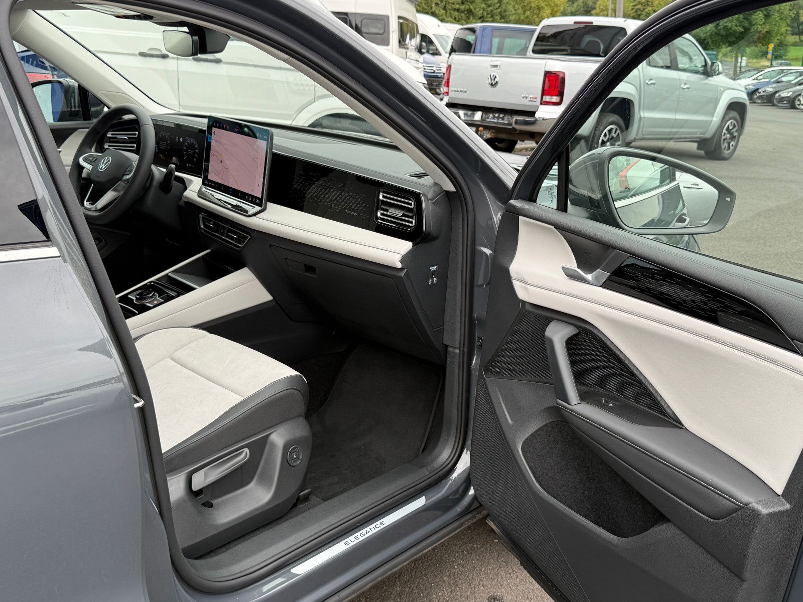 Fahrzeugabbildung Volkswagen Tiguan Elegance AHK ACC HUD LED-Matrix Massage