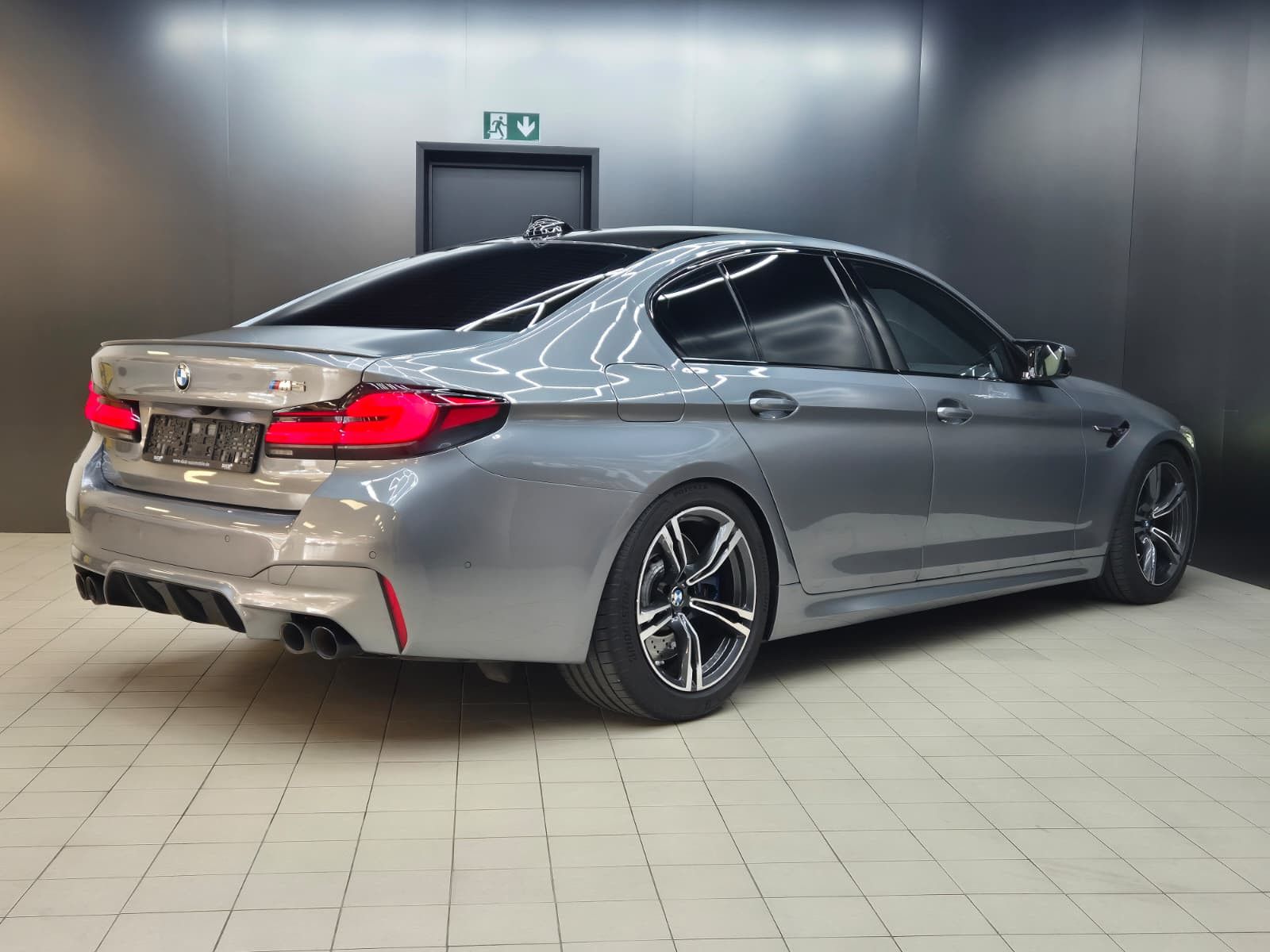 Fahrzeugabbildung BMW M5 Lim. >CARBON+SOFT+LED+HEAD+H&K+MEMO+ACC+360°+