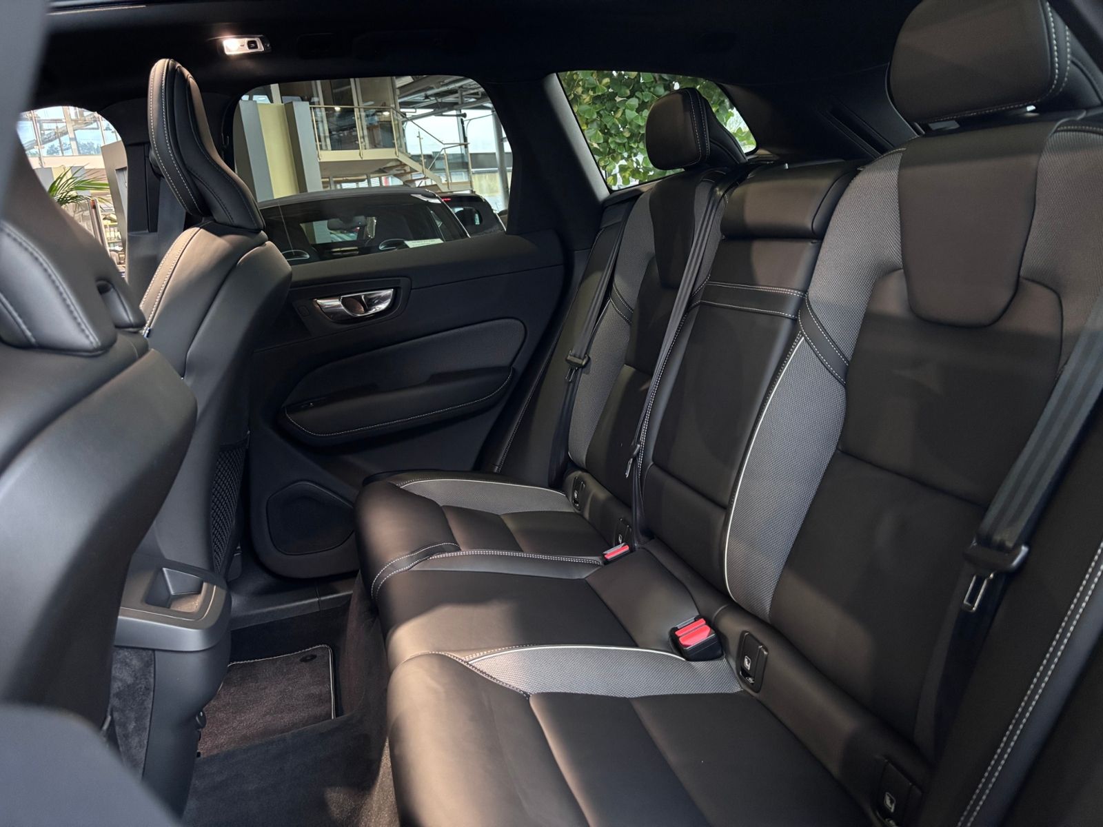 Fahrzeugabbildung Volvo XC60 R Design PANO LED NAVI ALU