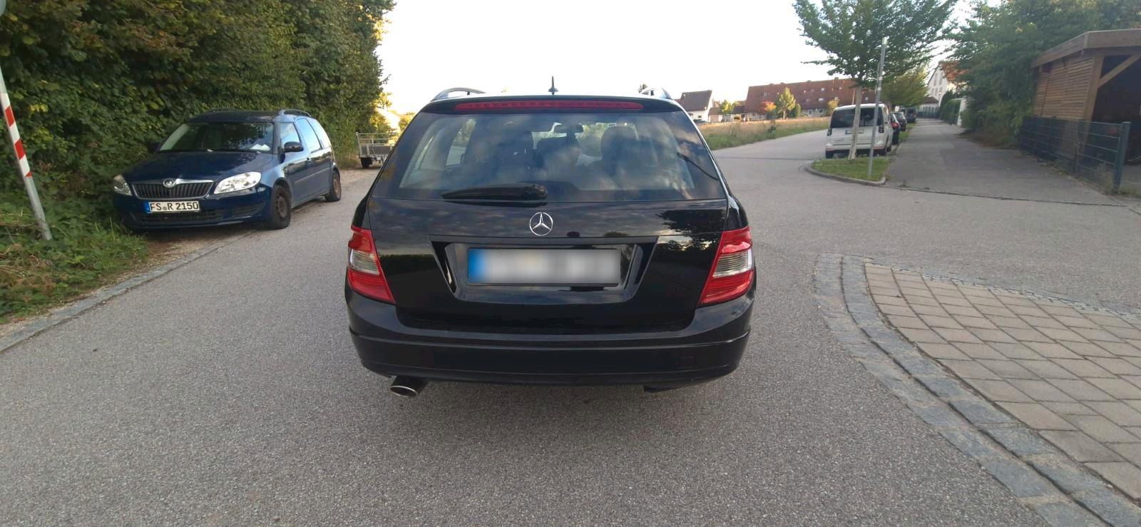 Mercedes-Benz  2011 — rear view
