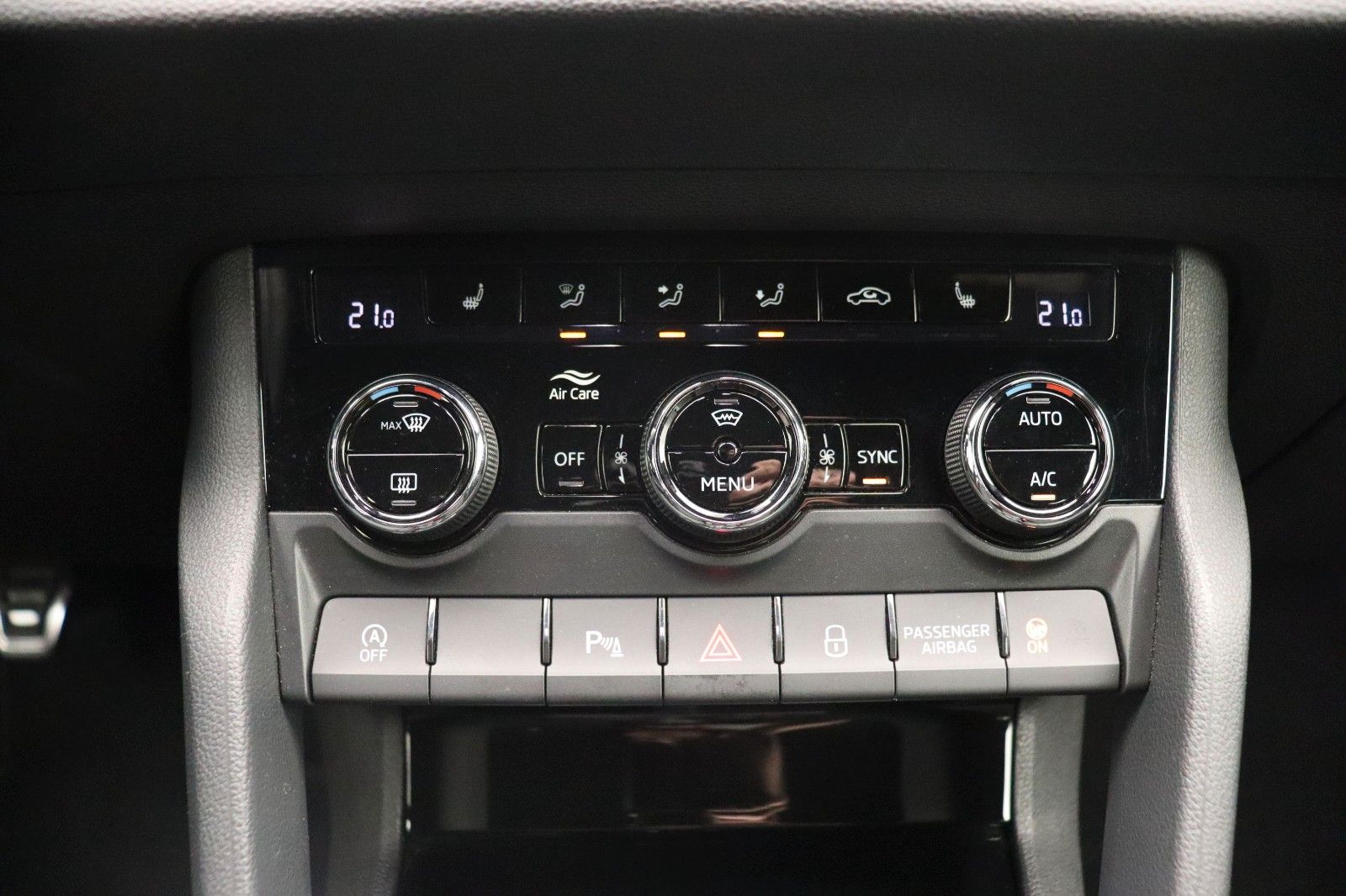 Fahrzeugabbildung SKODA Karoq 1.5 Ambition Sports-Line LED NAVI ACC
