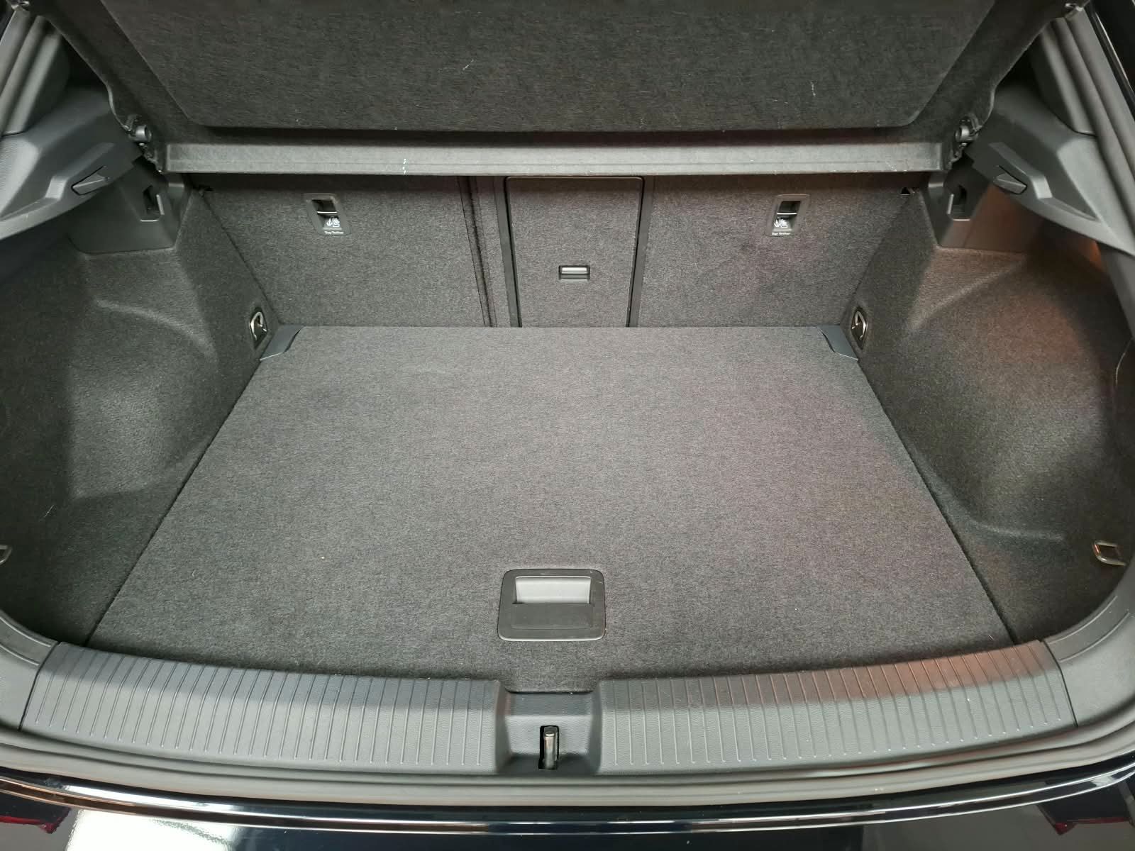 Fahrzeugabbildung Volkswagen T-Roc R-Line 1.5 TSI 6-Gang +AHK +LED+ACC+Kamera