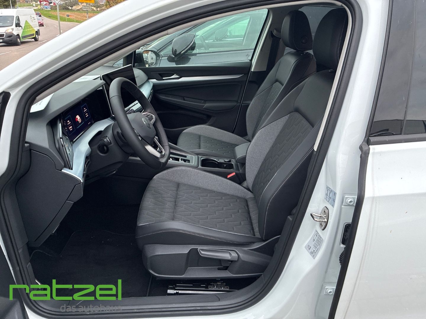 Fahrzeugabbildung Volkswagen Golf GOAL 1.5 eTSI DSG Allwetter+SHZ+PDC+LED