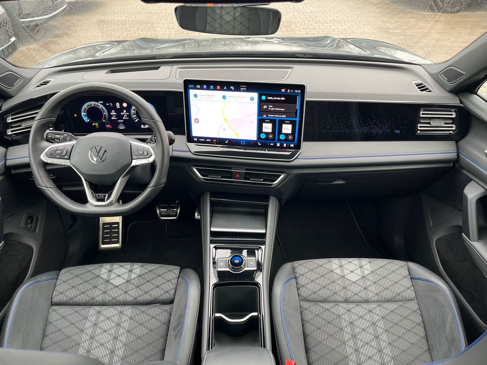 Fahrzeugabbildung Volkswagen Tiguan 2.0 TDI 4M R-Line PANO*H&K*AHK*MATRIX*20"