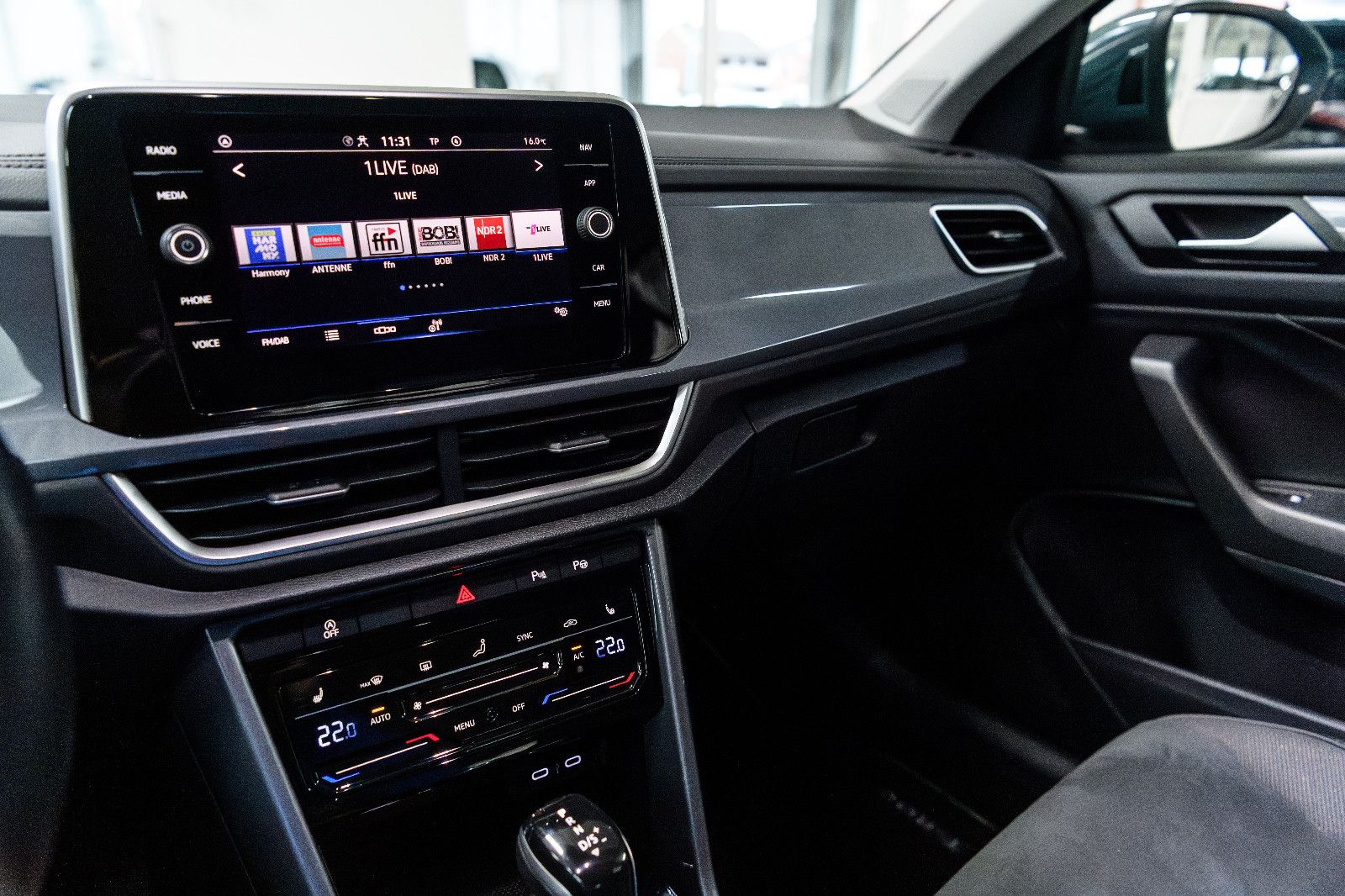 Fahrzeugabbildung Volkswagen T-Roc Style 1.5 TSI DSG LED+AHK+KEYLESS+KAMERA