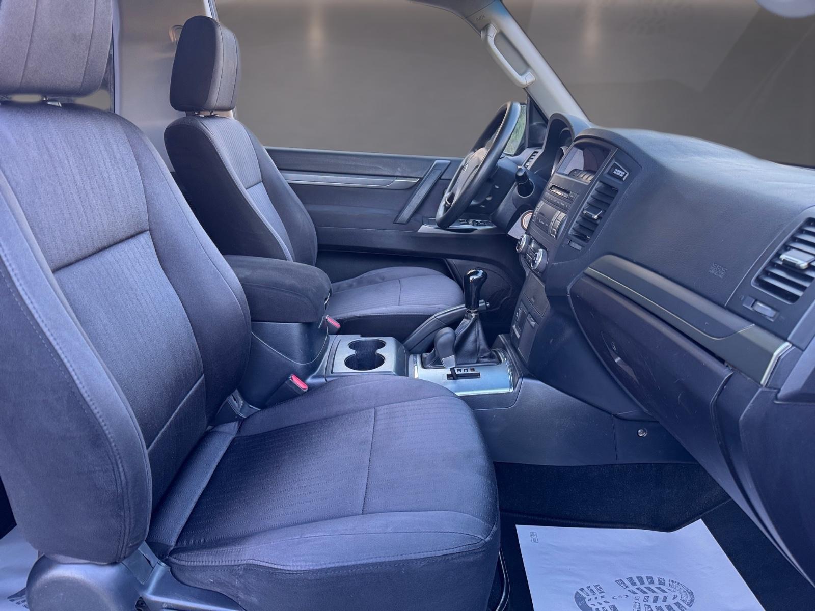 Mitsubishi Pajero 3.2 DI-D 200 ch • 3 portes • 4x4 • Boîte manuelle • Attelage