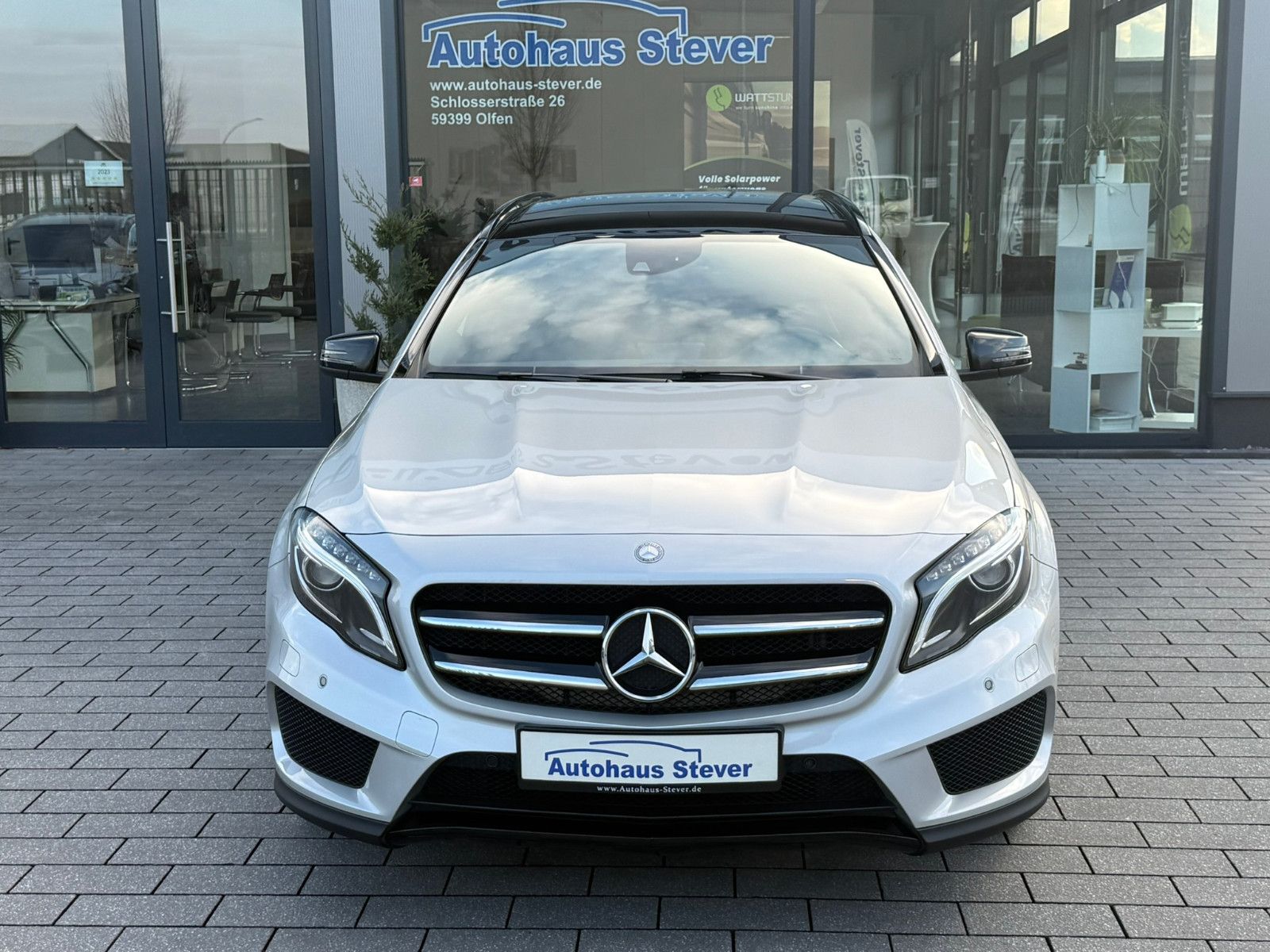 Fahrzeugabbildung Mercedes-Benz GLA 200 AMG Line PANO NAVI LEDER PDC WINTERRÄDER