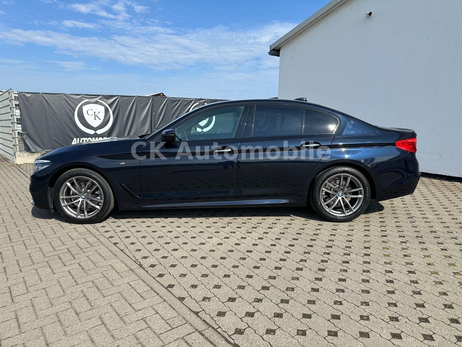Fahrzeugabbildung BMW 520d xDrive Lim. M-Sport/Navi/Head-Up/LED