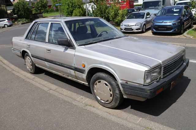 Nissan Laurel C32 2,4 Motor+Getriebe ok. 1.Hd.Rostschäd