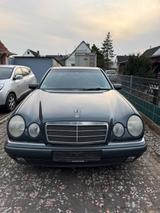 Mercedes-Benz Mercedes E200 bald Oldtimer - Mercedes-Benz E 200 aus 1998