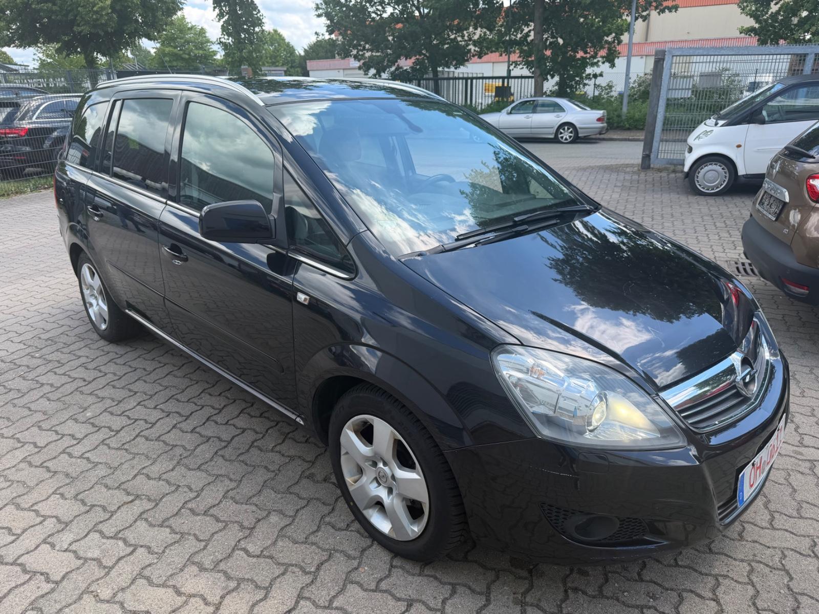 Opel Zafira 2011 — rear view