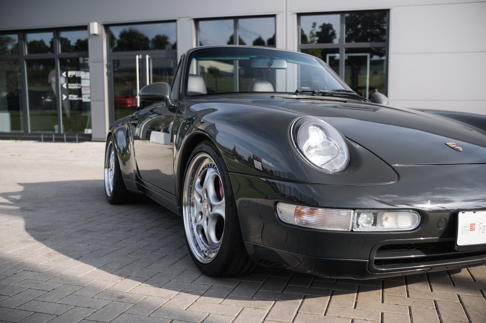 Fahrzeugabbildung Porsche 993 Carrera Cabriolet, NEUWERTIG von APCarDesign