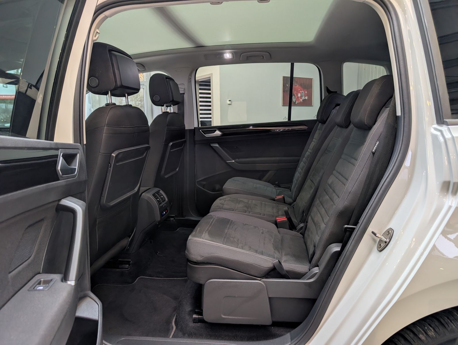 Fahrzeugabbildung Volkswagen Touran 2.0 DSG R-Line High. Pano 7-Si IQ.Dri AHK