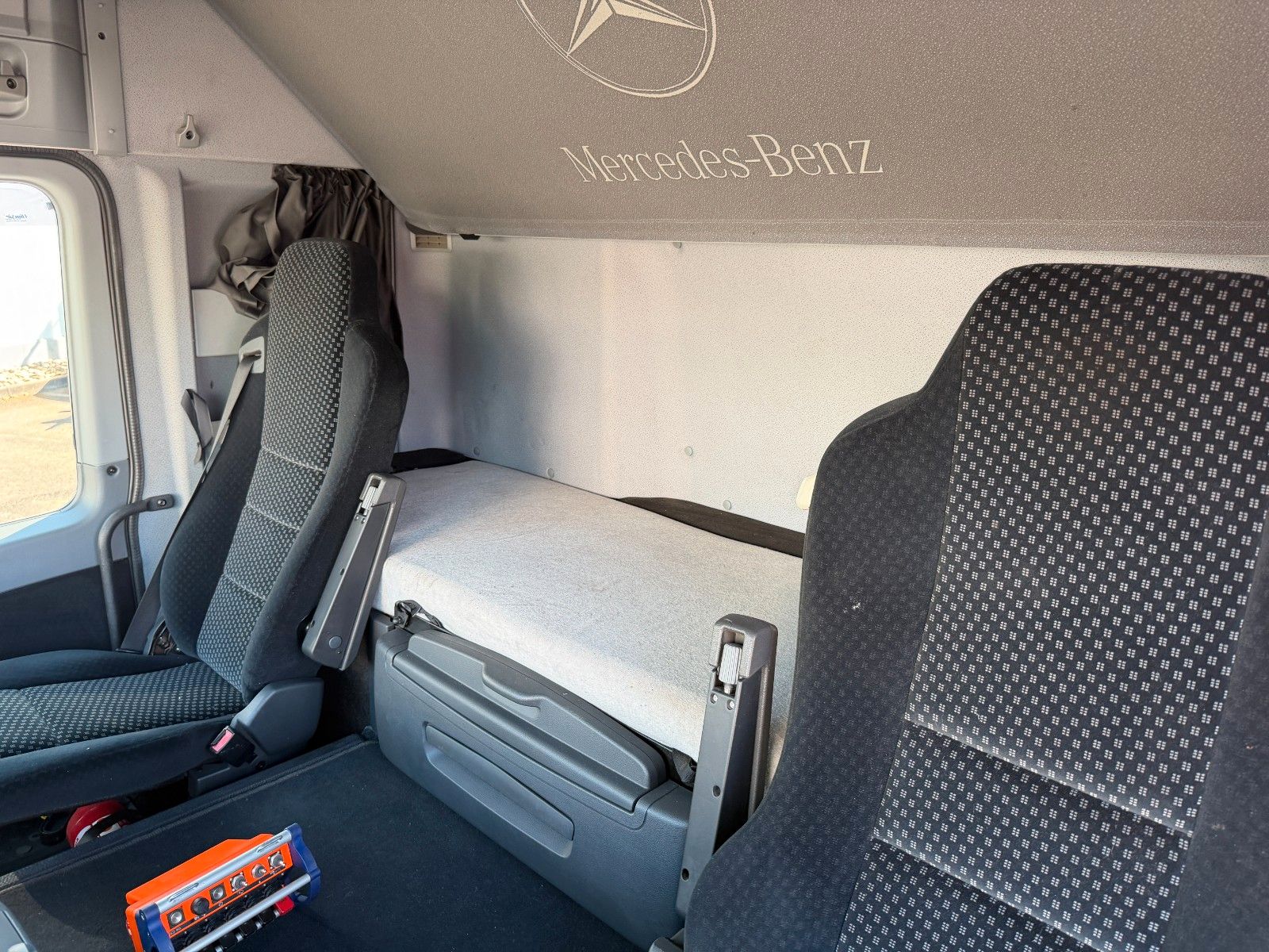Fahrzeugabbildung Mercedes-Benz Actros 2644 L 6x4 MKG HLK 541 HP Funk Spitze