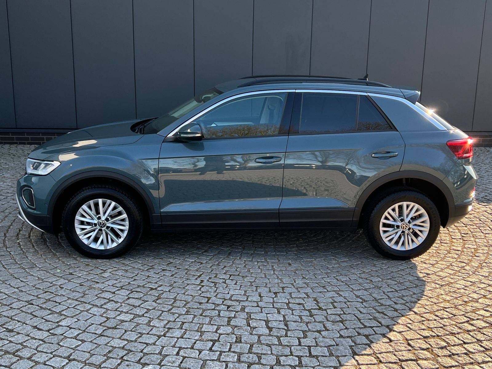 Fahrzeugabbildung Volkswagen T-Roc Life 1.0 TSI *AHK, LED, App-Connect, 16'-L