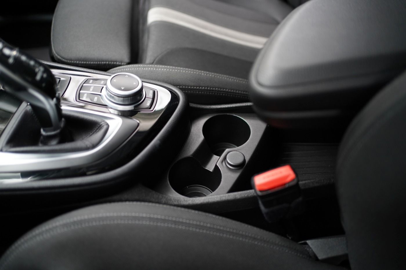 Fahrzeugabbildung BMW 218iA Active Tourer Advantage +AHK+Navi+LED+PDC+