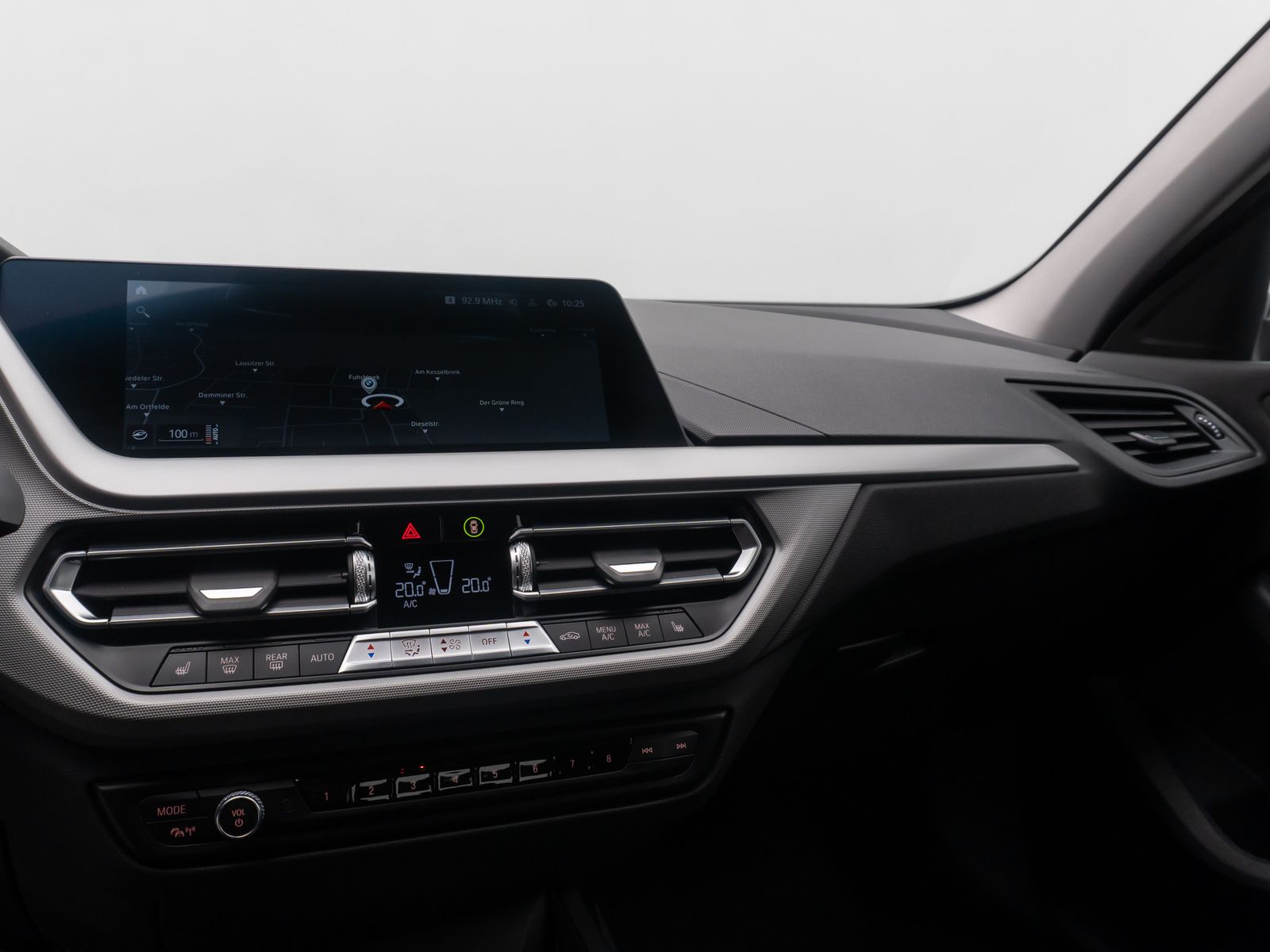 Fahrzeugabbildung BMW 118d GeschwindigReg PDC DAB LED CockpitPro WLAN