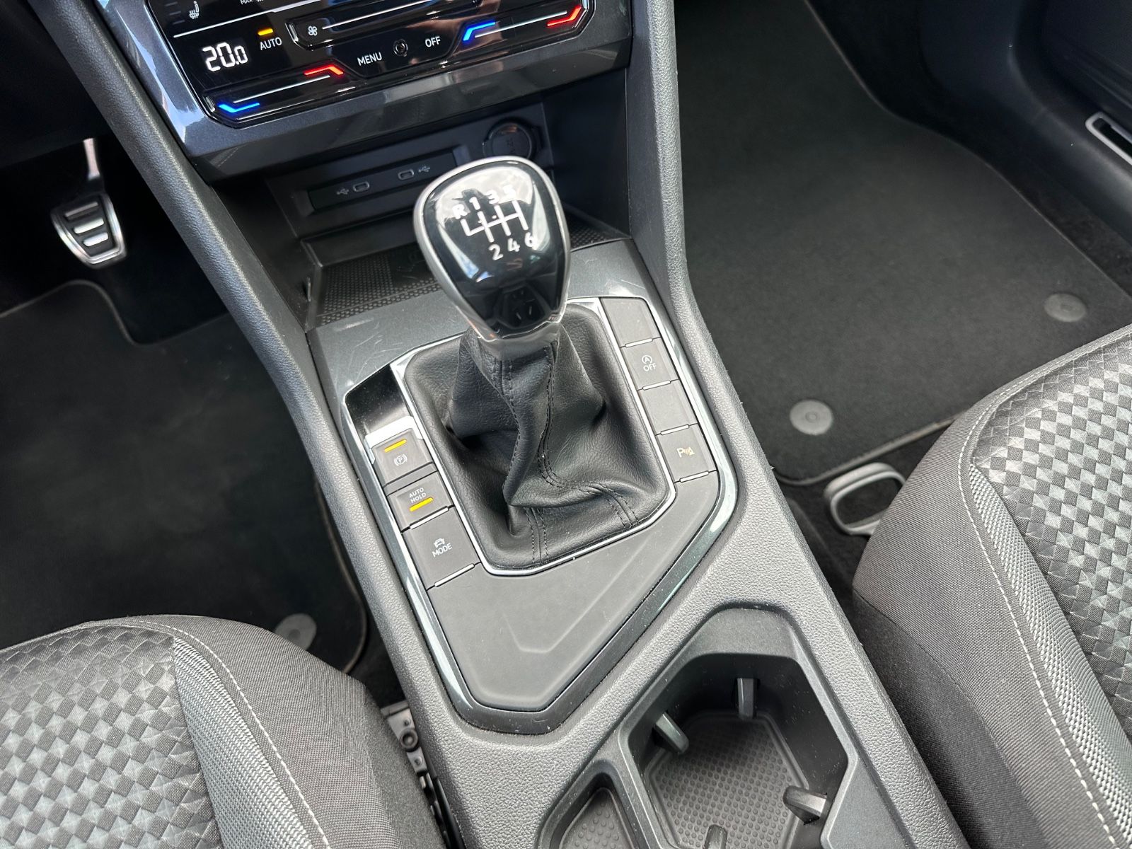 Fahrzeugabbildung Volkswagen Tiguan 2.0 TDI Active AHK/Navi/LED/SHZG/ACC
