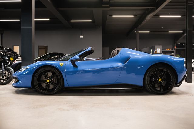 Ferrari 296 GTS Sonderfarbe-Lift-Carbonsitz-Hifi-System