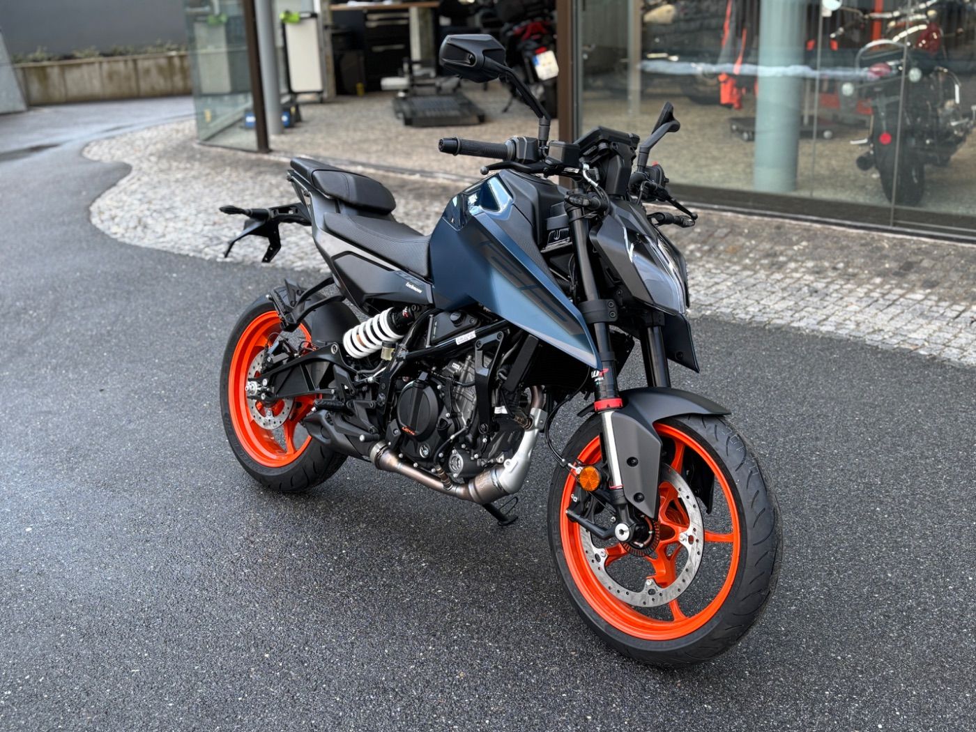 Fahrzeugabbildung KTM 125 Duke Modell 2026 auch in Schwarz erhältlich