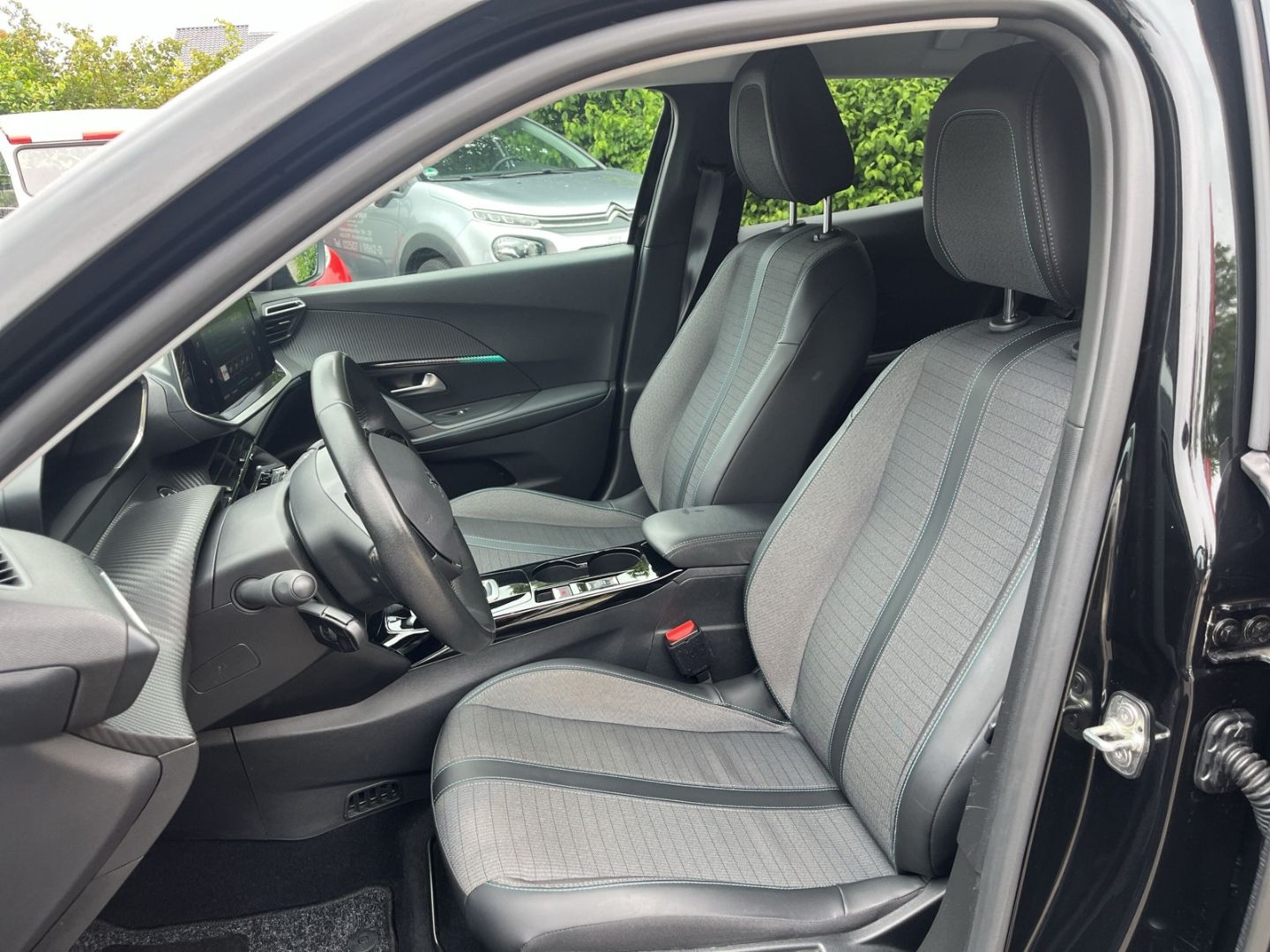 Fahrzeugabbildung Peugeot 2008 Allure Elektro 136 Navi CarPlay Rückfahr.